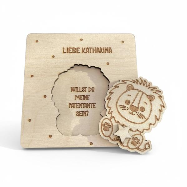 Quadratische Holzkarte aus Birkensperrholz mit herausnehmbarem Tiermotiv und individueller Namensgravur